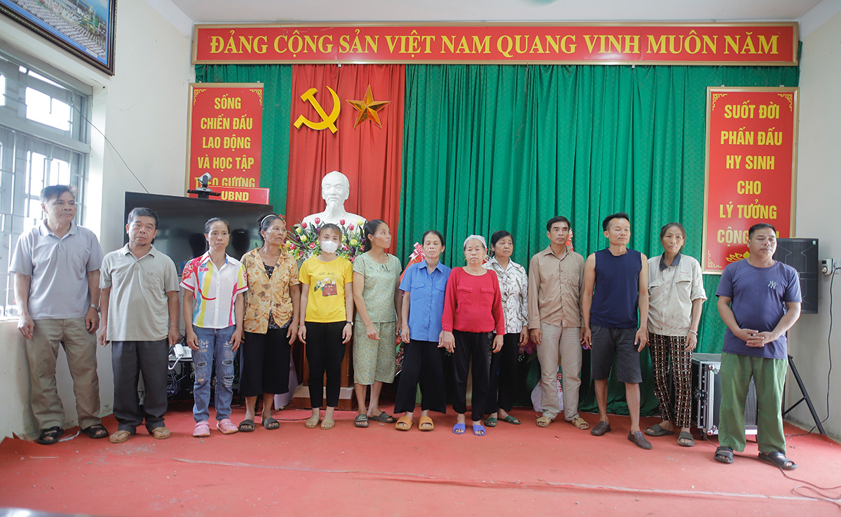 Giành suất thăng hạng Nhất, Hoà Bình FC dâng hương tại tượng đài Bác Hồ và làm từ thiện 5