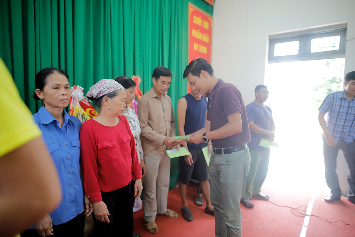 Giành suất thăng hạng Nhất, Hoà Bình FC dâng hương tại tượng đài Bác Hồ và làm từ thiện 6