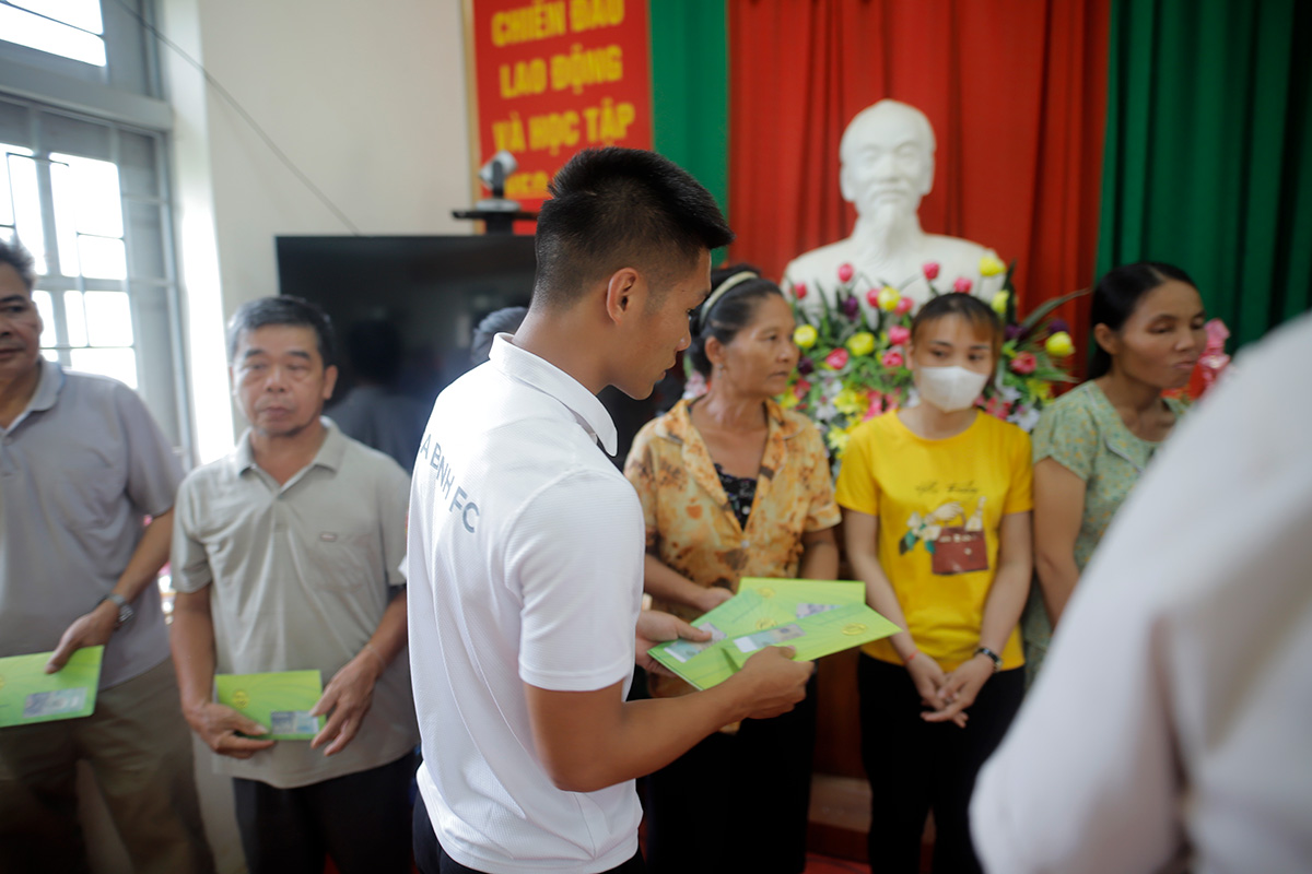 Giành suất thăng hạng Nhất, Hoà Bình FC dâng hương tại tượng đài Bác Hồ và làm từ thiện 8