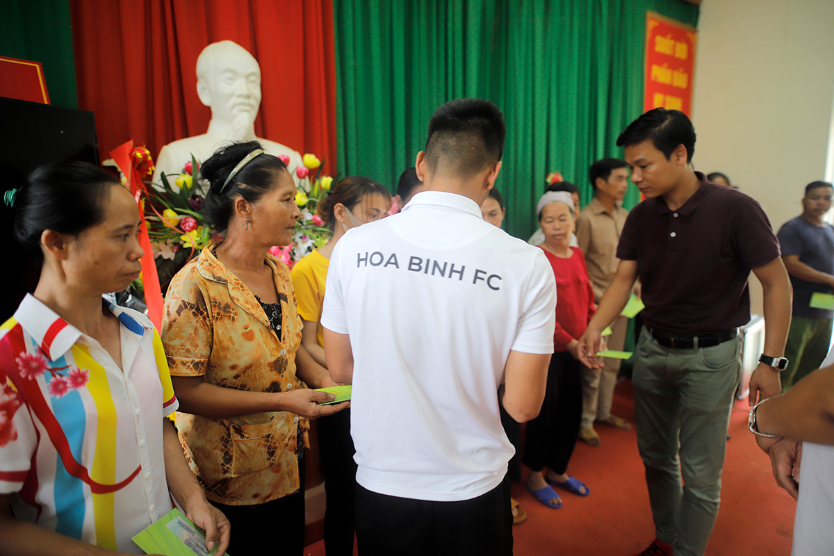 Giành suất thăng hạng Nhất, Hoà Bình FC dâng hương tại tượng đài Bác Hồ và làm từ thiện 9