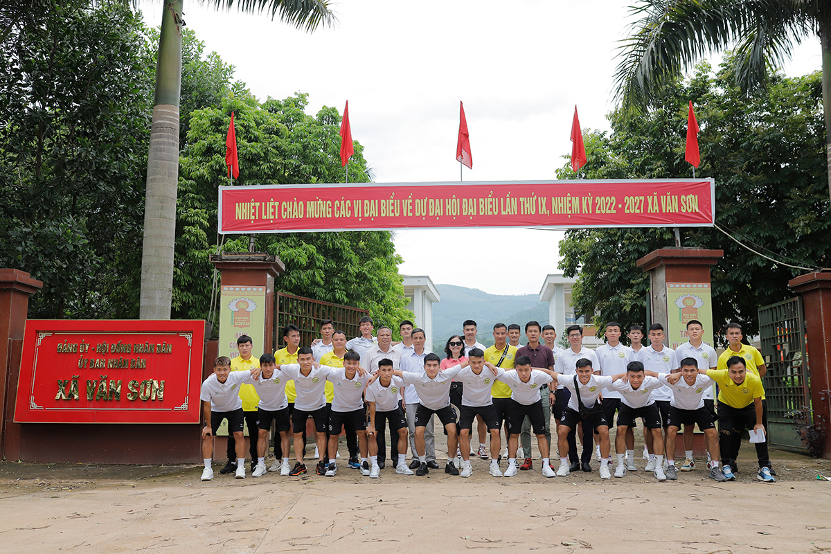 Giành suất thăng hạng Nhất, Hoà Bình FC dâng hương tại tượng đài Bác Hồ và làm từ thiện 11