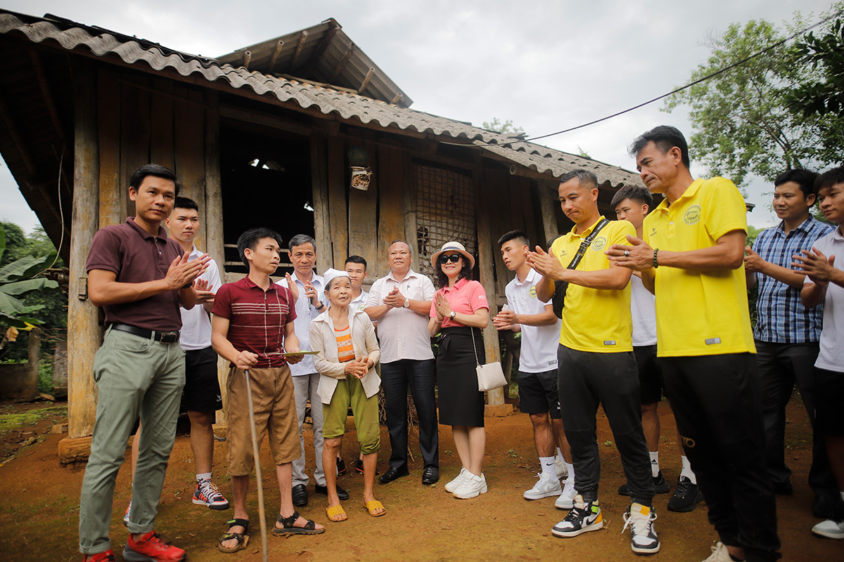 Giành suất thăng hạng Nhất, Hoà Bình FC dâng hương tại tượng đài Bác Hồ và làm từ thiện 12