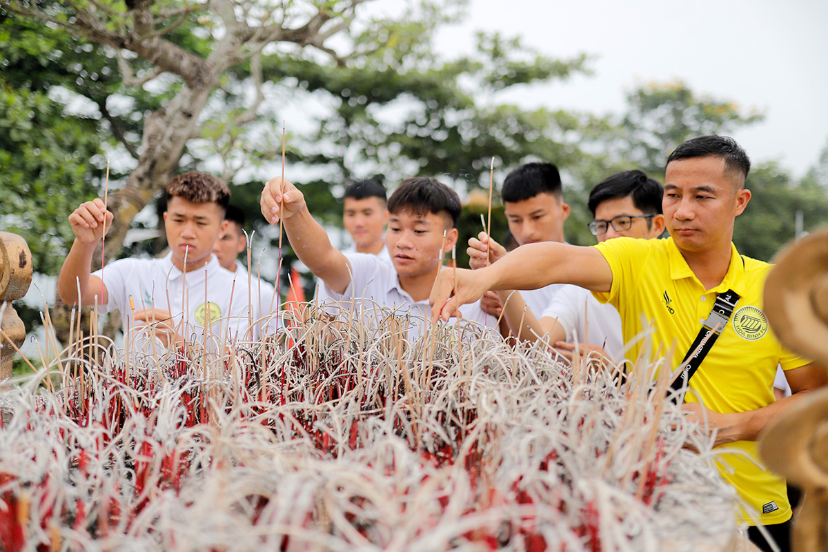 Giành suất thăng hạng Nhất, Hoà Bình FC dâng hương tại tượng đài Bác Hồ và làm từ thiện 1