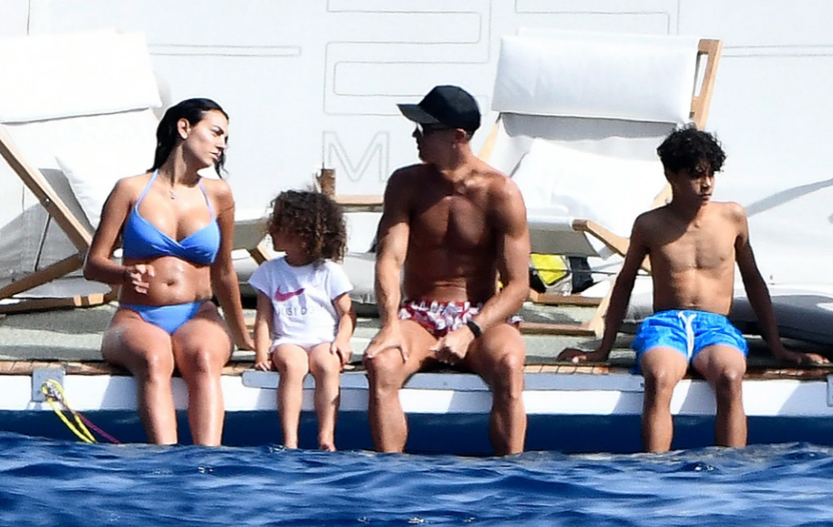 Những hình ảnh mới nhất của Ronaldo và bạn gái 4