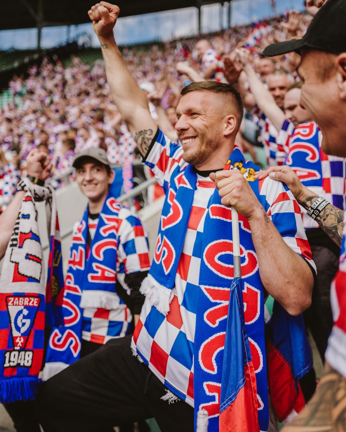 Lukas Podolski Lời hứa với bà và chuyến hành hương trở về nguồn cội 3 Lukas Podolski Lời hứa với bà và chuyến hành hương trở về nguồn cội 3