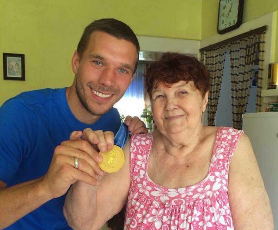 Lukas Podolski Lời hứa với bà và chuyến hành hương trở về nguồn cội 1 Lukas Podolski Lời hứa với bà và chuyến hành hương trở về nguồn cội 1