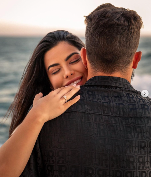 Alex Telles cầu hôn bạn gái cực phẩm 2