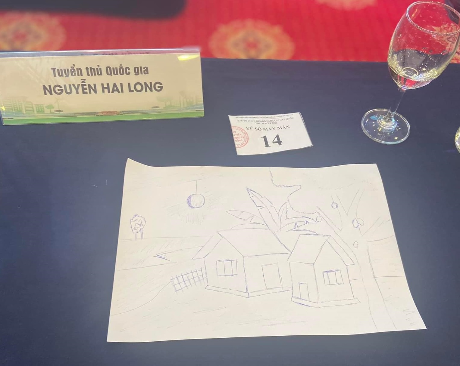 Hai Long thể hiện năng khiếu hội họa bẩm sinh khi đi sự kiện 1