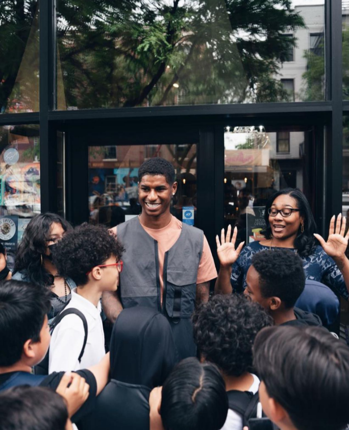 Marcus Rashford được chào đón như người hùng ở cửa hàng sách tại Mỹ 2 Marcus Rashford được chào đón như người hùng ở cửa hàng sách tại Mỹ 2