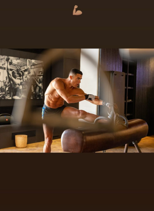 Cristiano Ronaldo khoe cơ thể tuyệt vời trong kỳ nghỉ 1
