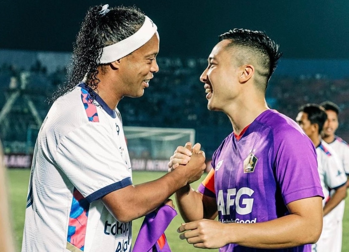 Ronaldinho khoác áo đội bóng Indonesia Ronaldinho khoac ao doi bong Indonesia