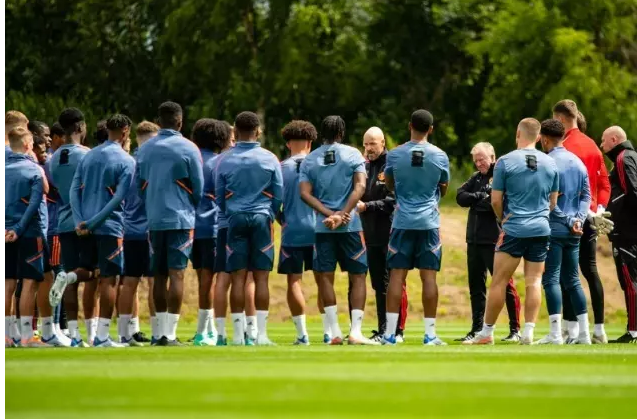 Hình ảnh mới nhất của Erik ten Hag và các cầu thủ MU 6