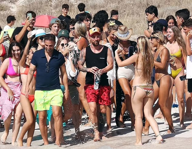 Dàn người đẹp xin chụp hình với Messi và Fabregas 2 Dàn người đẹp xin chụp hình với Messi và Fabregas 2