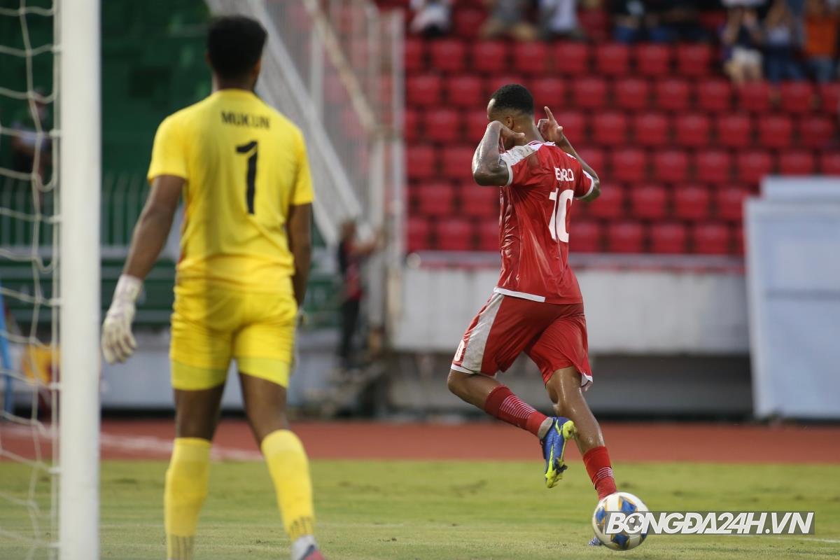 Vẻ bất lực của trung vệ Singapore trước dàn sao Viettel 2