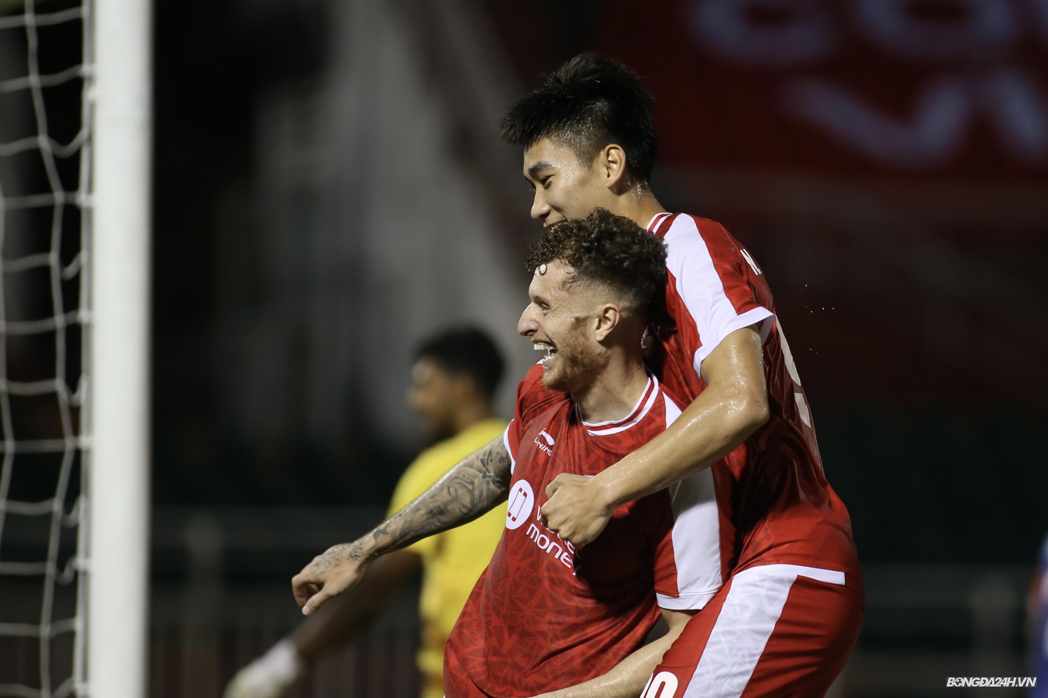 Vẻ bất lực của trung vệ Singapore trước dàn sao Viettel 5