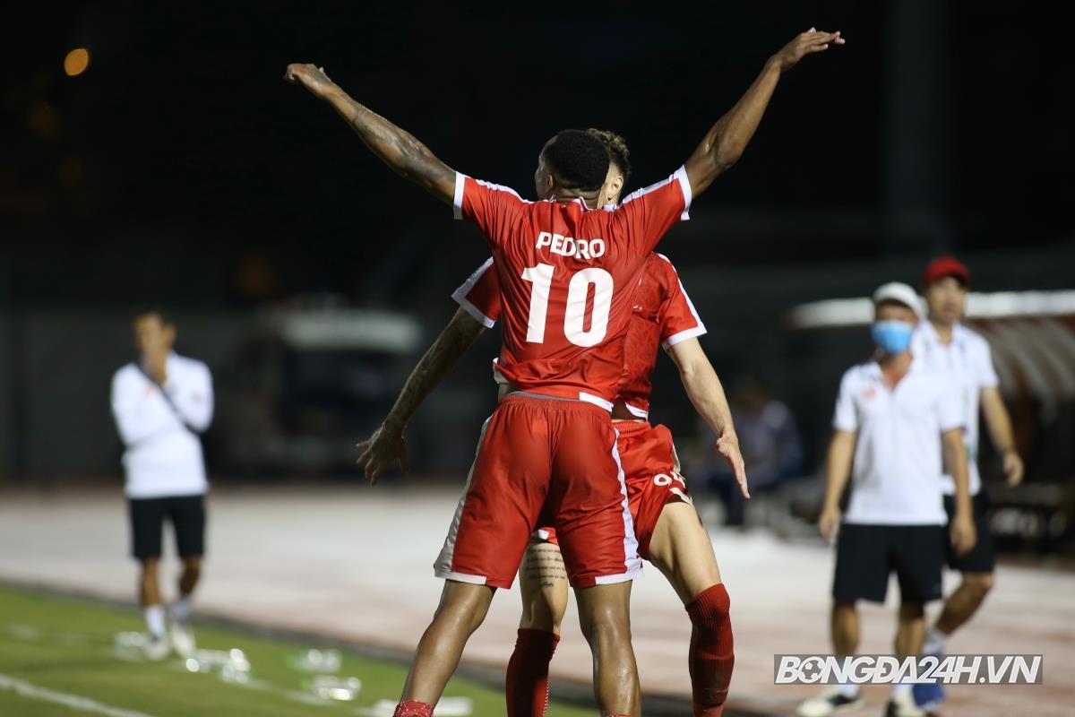 Vẻ bất lực của trung vệ Singapore trước dàn sao Viettel 4