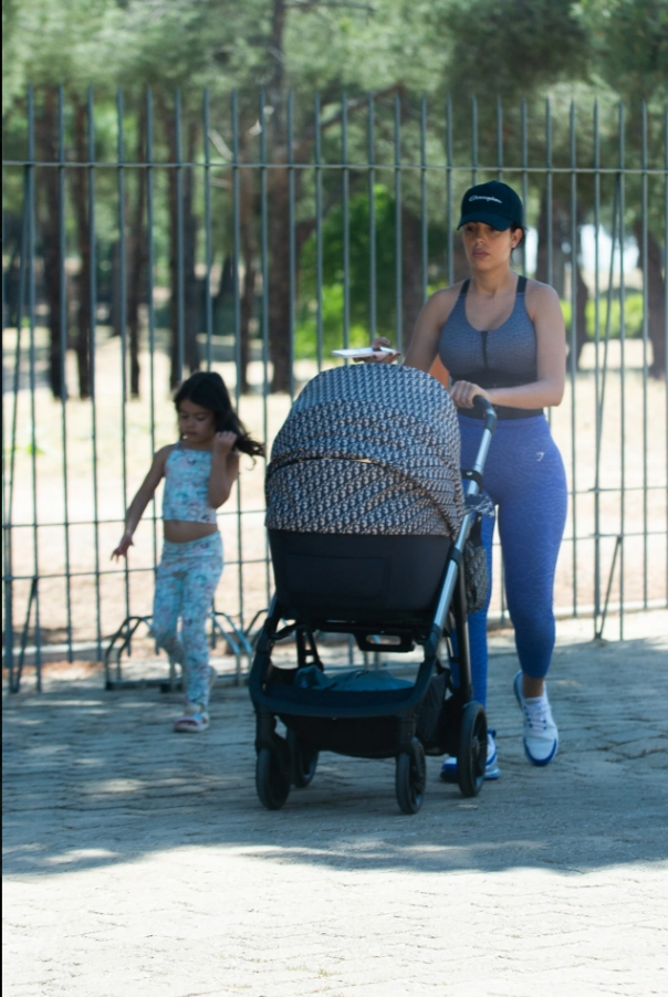 Không trang điểm, Georgina Rodriguez vẫn khiến NHM trầm trồ 1