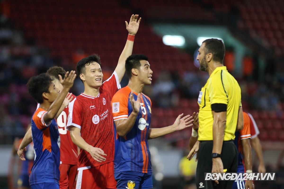 Vẻ bất lực của trung vệ Singapore trước dàn sao Viettel 1