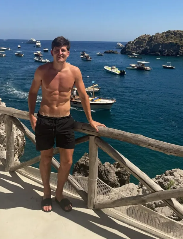 Vợ chồng Harry Maguire đi hưởng tuần trăng mật 1