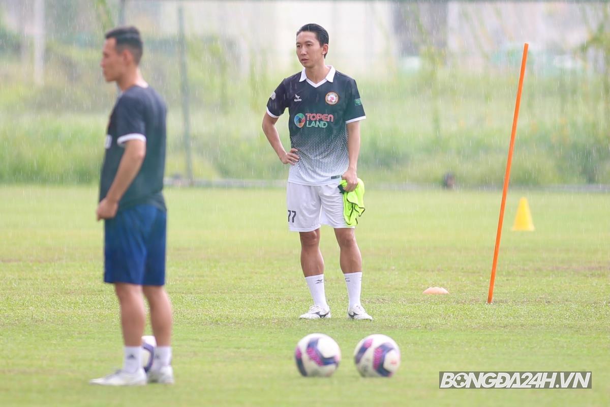 Đình Trọng ngồi lặng lẽ trong buổi tập của Bình Định 3
