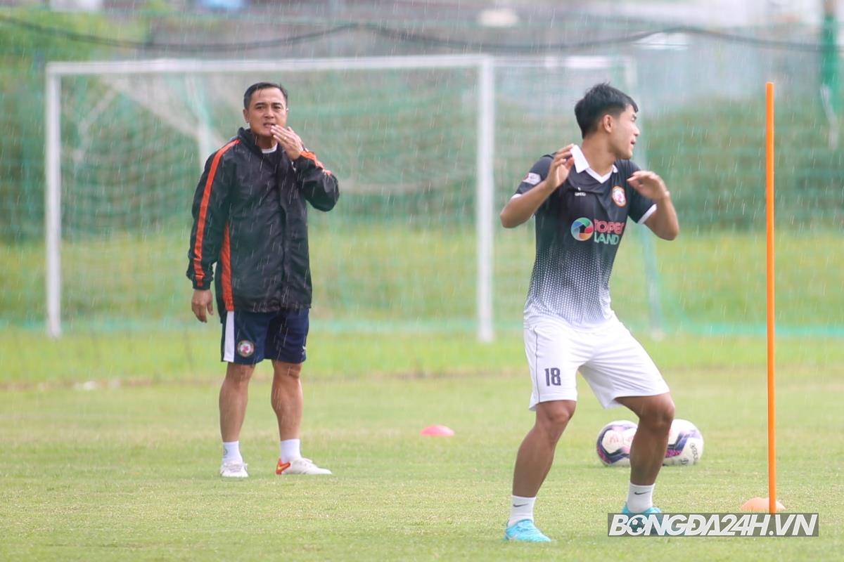Đình Trọng ngồi lặng lẽ trong buổi tập của Bình Định 2