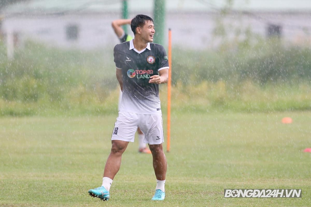 Đình Trọng ngồi lặng lẽ trong buổi tập của Bình Định 5