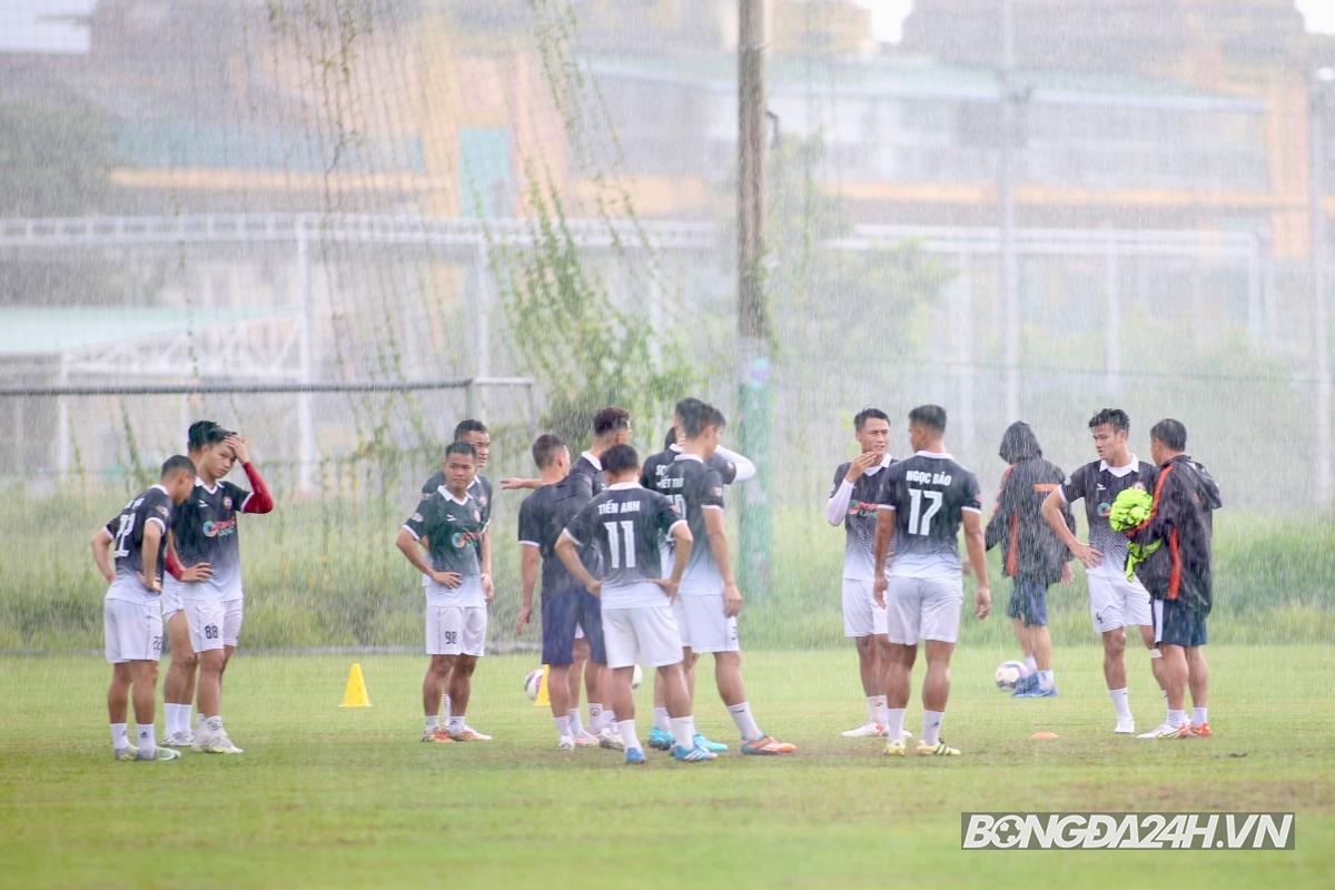 Đình Trọng ngồi lặng lẽ trong buổi tập của Bình Định 6