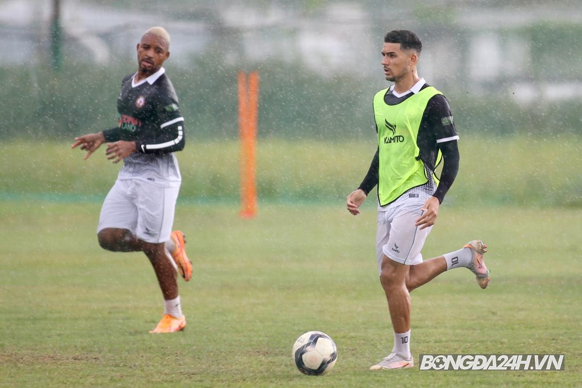 Đình Trọng ngồi lặng lẽ trong buổi tập của Bình Định 4