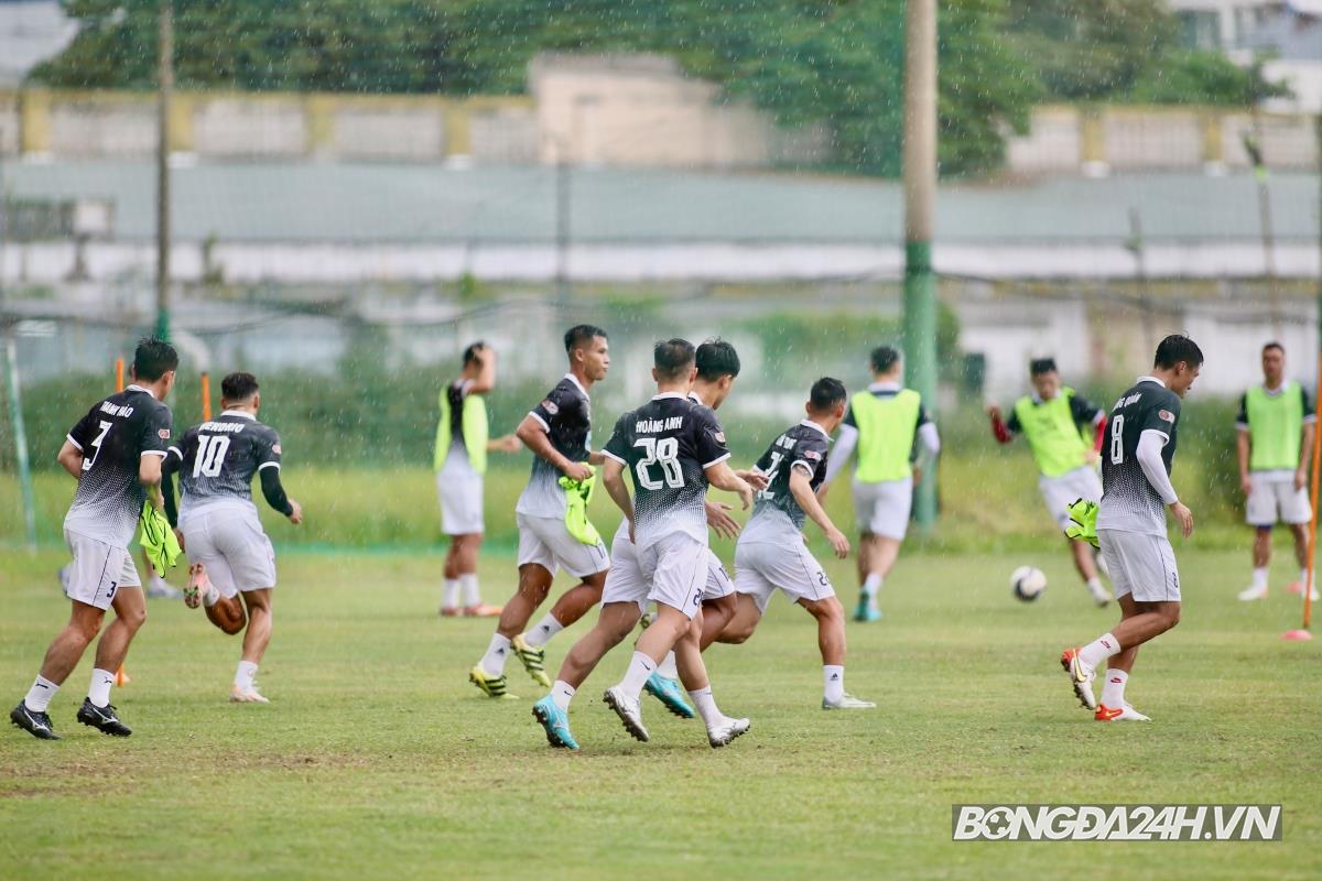 Đình Trọng ngồi lặng lẽ trong buổi tập của Bình Định 1