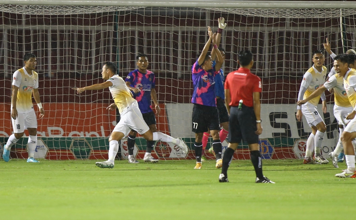 Xuan Nam ghi ban bang tay trong tran Sai Gon vs Binh dinh