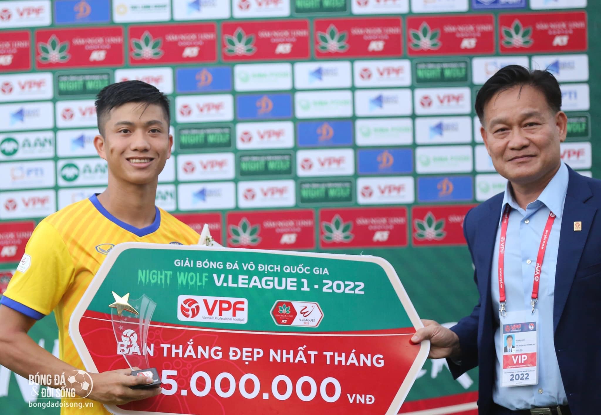 Phan Văn Đức lĩnh thưởng sau siêu phẩm vào lưới HAGL 1 Phan Văn Đức lĩnh thưởng sau siêu phẩm vào lưới HAGL 1