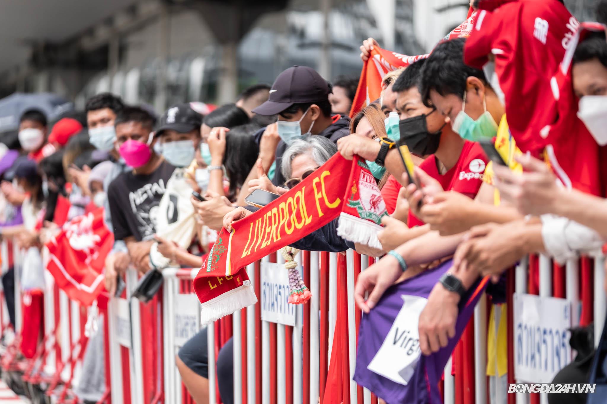 CdV Thai Lan cho Liverpool 6 tieng dong ho