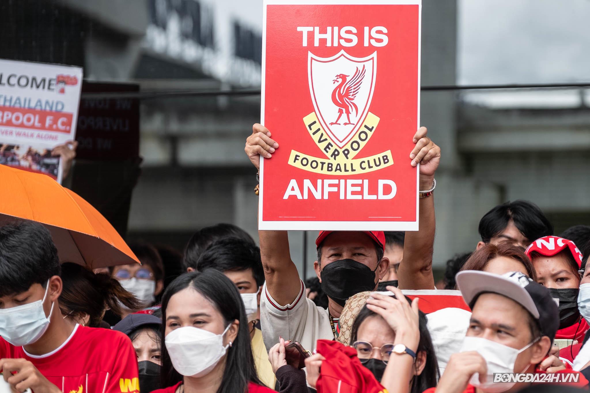 CdV Thai Lan cho Liverpool 6 tieng dong ho