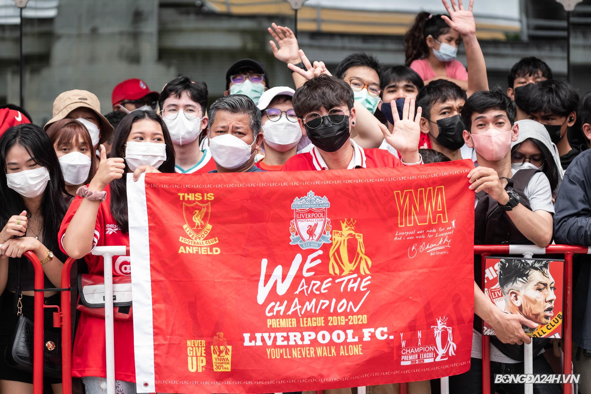 CdV Thai Lan cho Liverpool 6 tieng dong ho