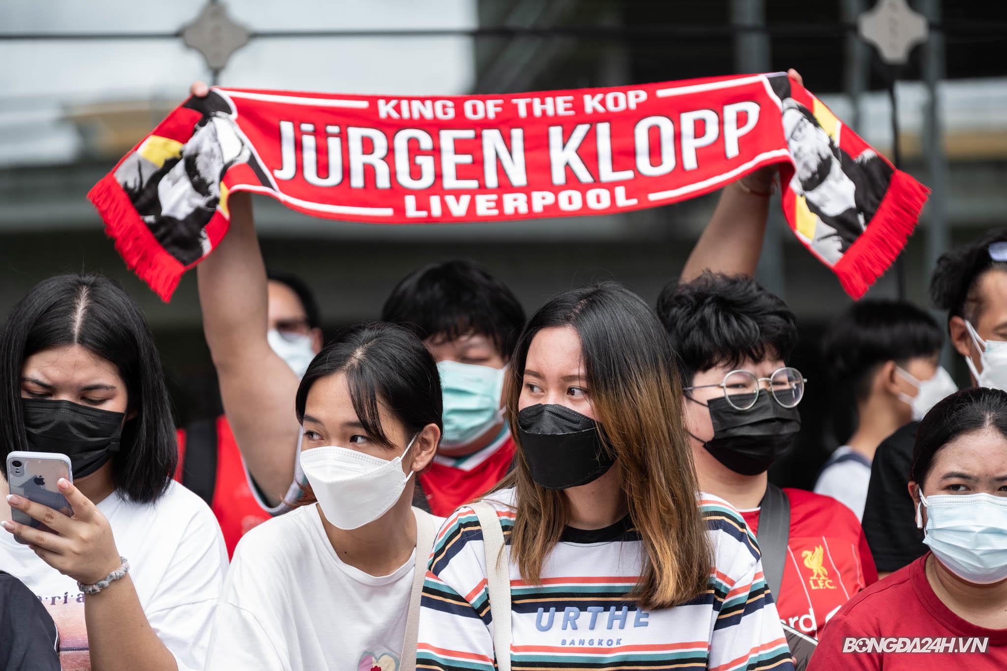 CdV Thai Lan cho Liverpool 6 tieng dong ho