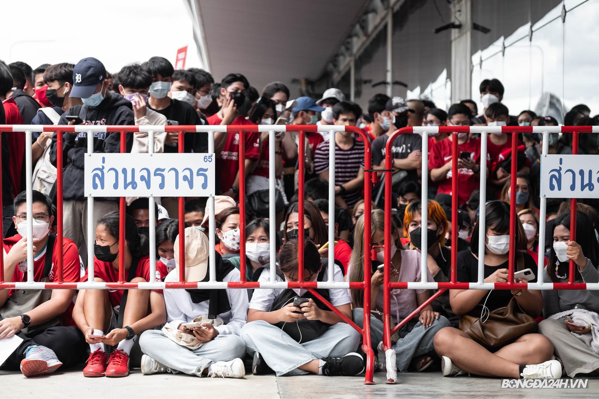 CdV Thai Lan cho Liverpool 6 tieng dong ho