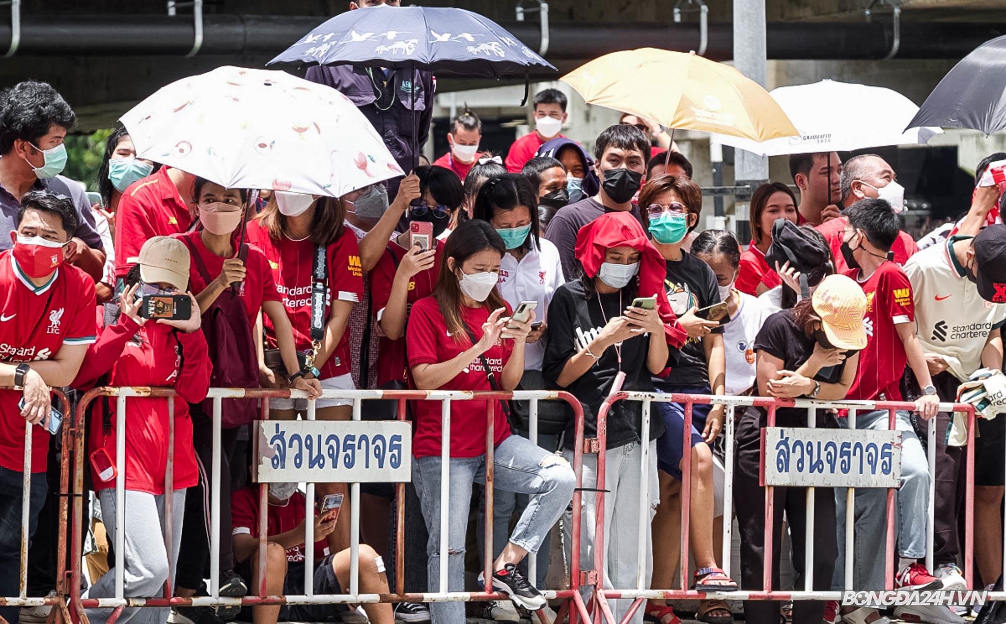 CdV Thai Lan cho Liverpool 6 tieng dong ho