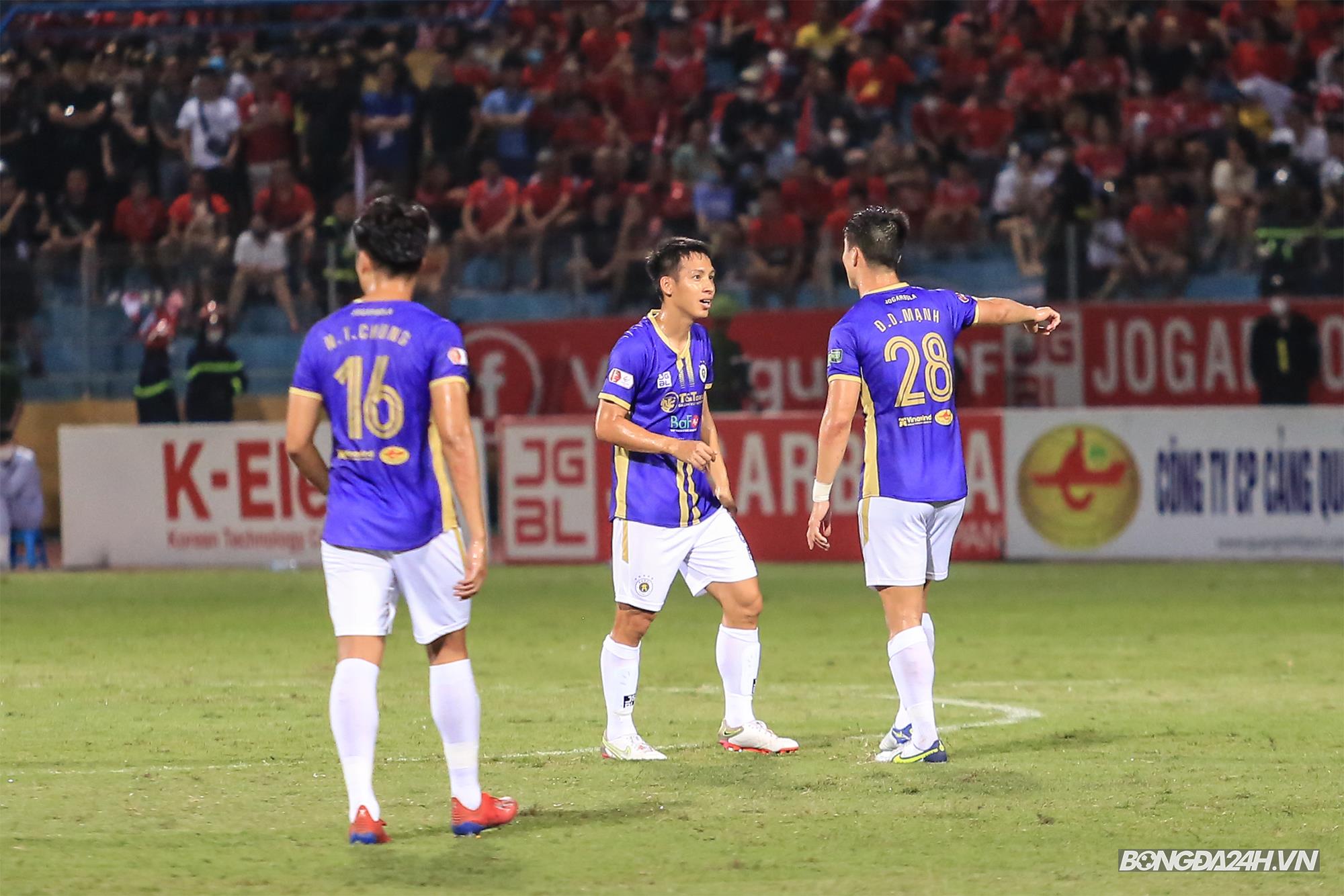 Duy Mạnh phản ứng trọng tài vì cho rằng bị cầu thủ Hải Phòng đá vào đầu 7