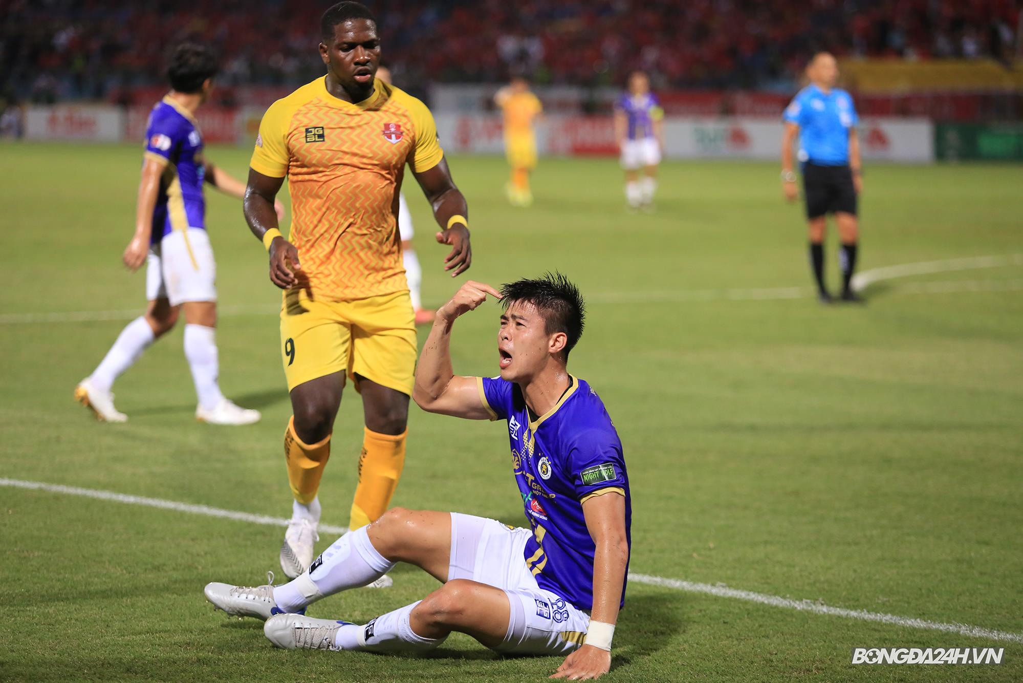 Duy Mạnh phản ứng trọng tài vì cho rằng bị cầu thủ Hải Phòng đá vào đầu 5