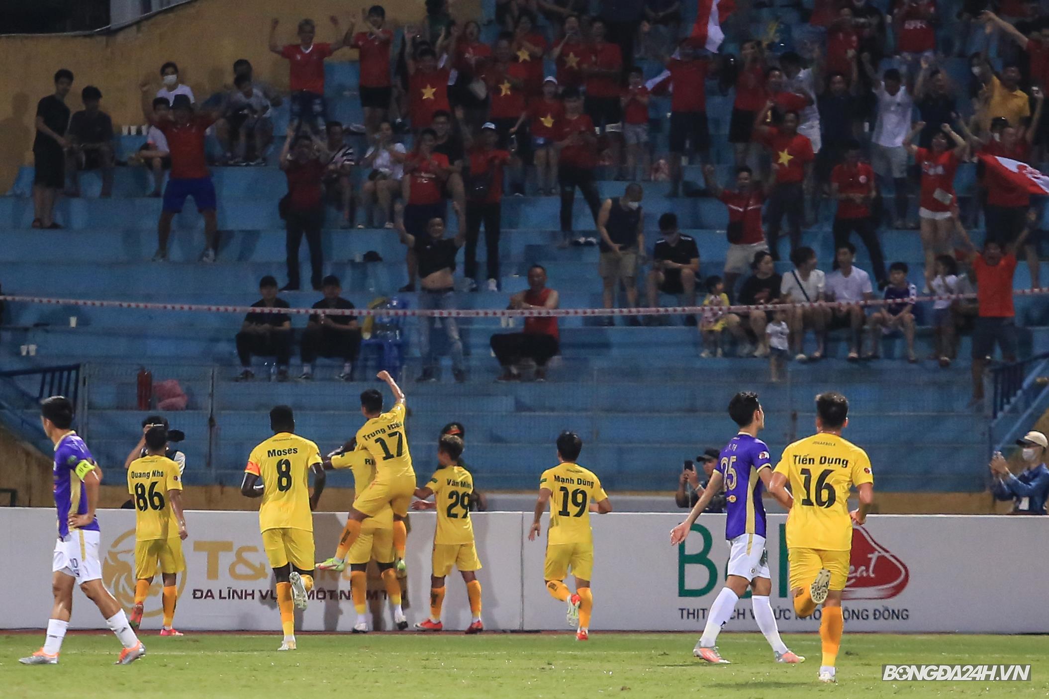 Học trò cũ gieo sầu trong ngày HLV Chu Đình Nghiêm trở lại sân Hàng Đẫy 4