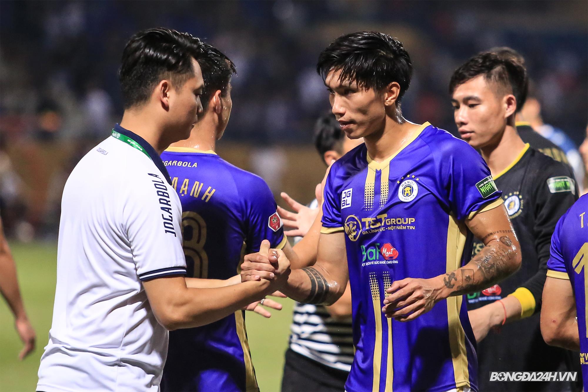 Văn Hậu cố gắng tái hiệu siêu phẩm trivela vào lưới Oman 8