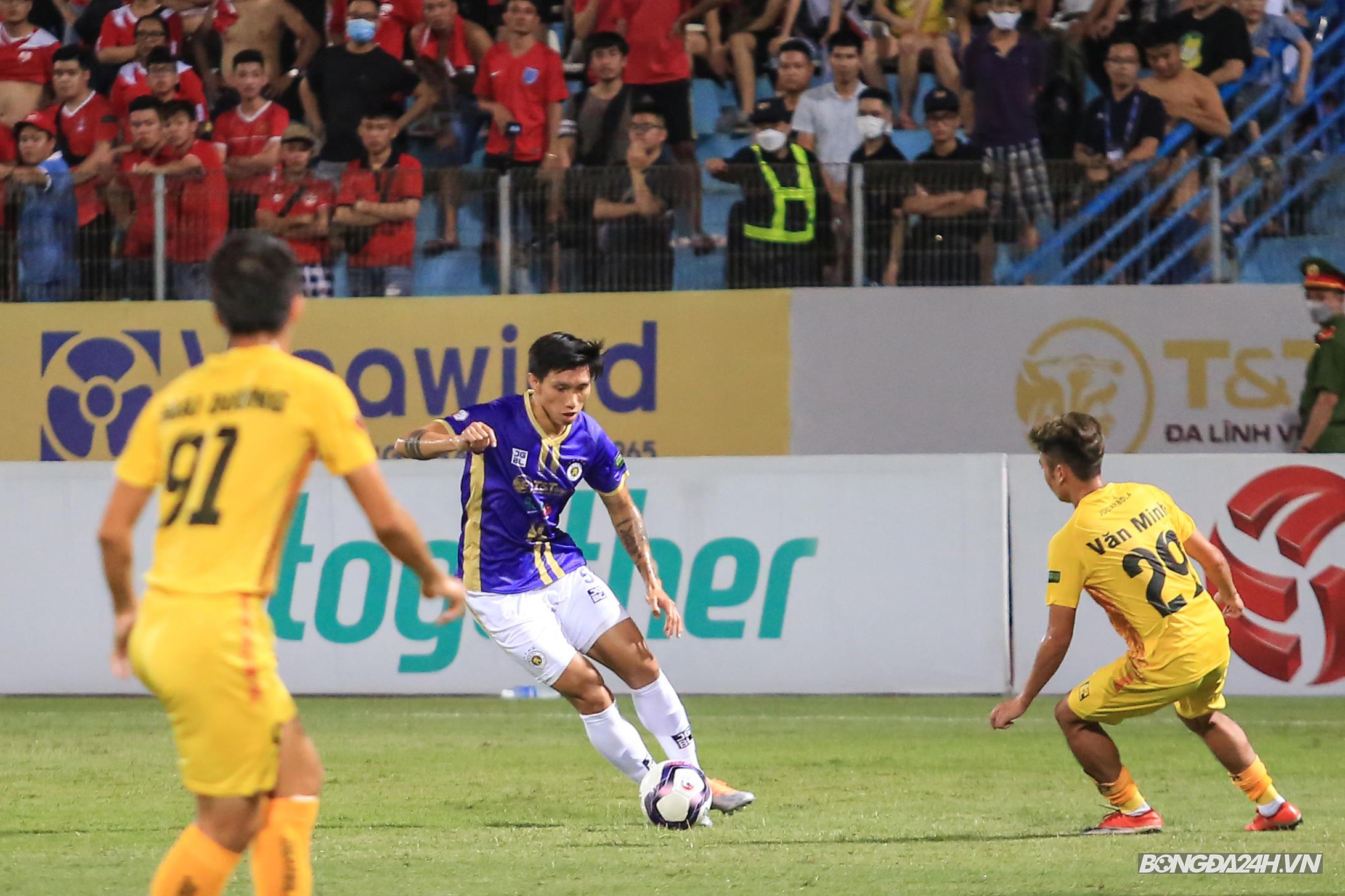 Văn Hậu cố gắng tái hiệu siêu phẩm trivela vào lưới Oman 3