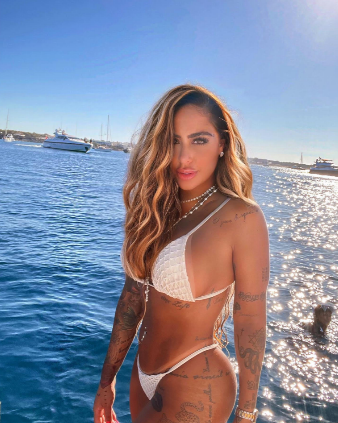 Em gái Neymar khoe thân hình bốc lửa 1