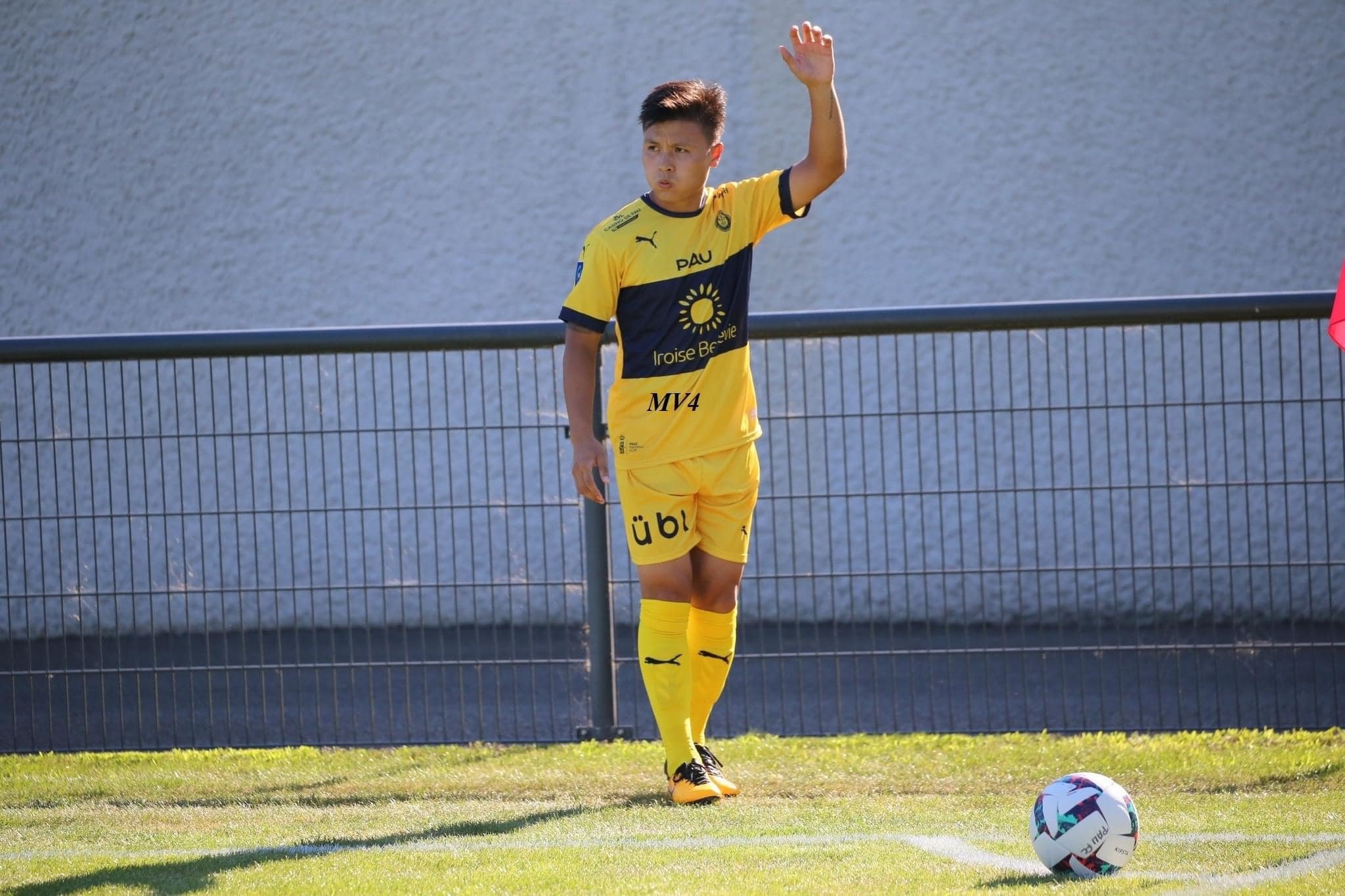 Quang Hải dự bị ở trận giao hữu cuối của Pau FC 1