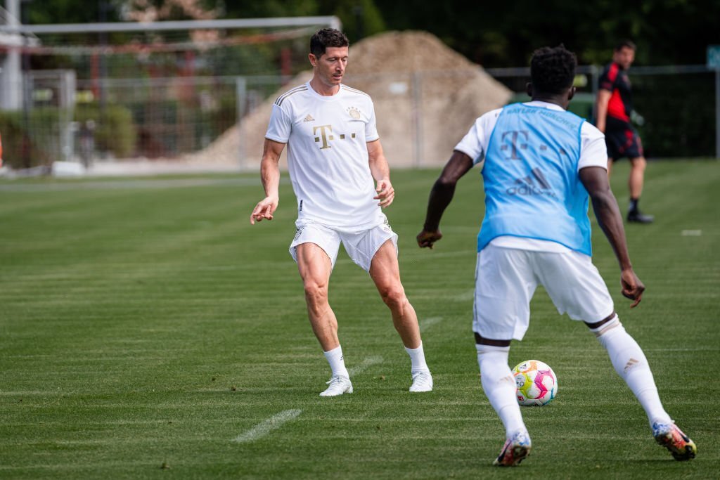 Lewandowski buồn rười rượi khi trở lại tập luyện cùng Bayern 1