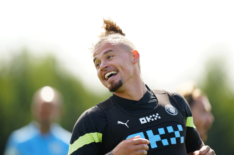 Kalvin Phillips rạng rỡ trong màu áo Man City Kalvin Phillips rang ro trong mau ao Man City