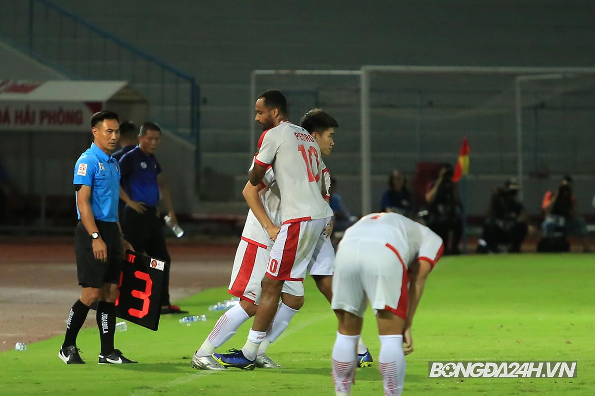 Nhâm Mạnh Dũng hóa gà son mang về chiến thắng cho Viettel trên sân Lạch Tray 4