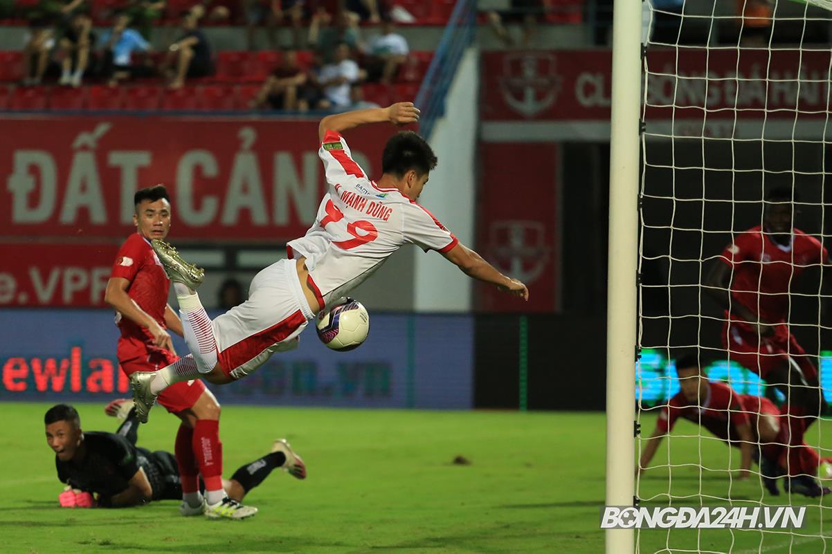 Nhâm Mạnh Dũng hóa gà son mang về chiến thắng cho Viettel trên sân Lạch Tray 5