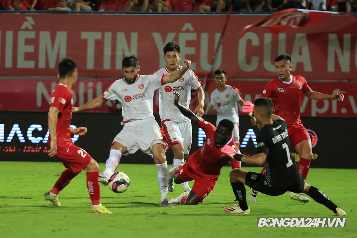 Nhâm Mạnh Dũng hóa gà son mang về chiến thắng cho Viettel trên sân Lạch Tray 7