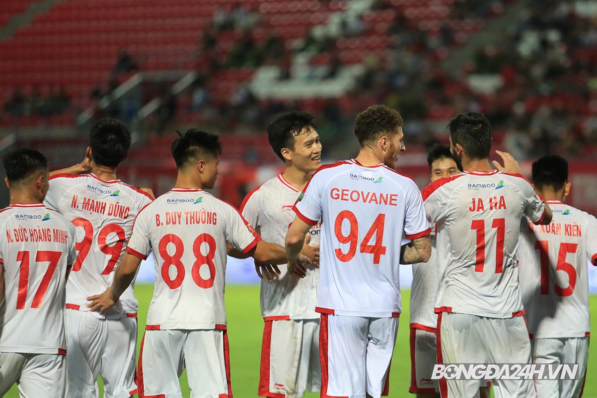 Nhâm Mạnh Dũng hóa gà son mang về chiến thắng cho Viettel trên sân Lạch Tray 10